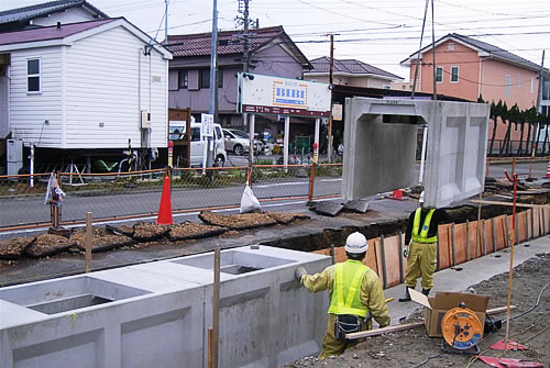 写真：一宮市水路工事　可変側溝設置